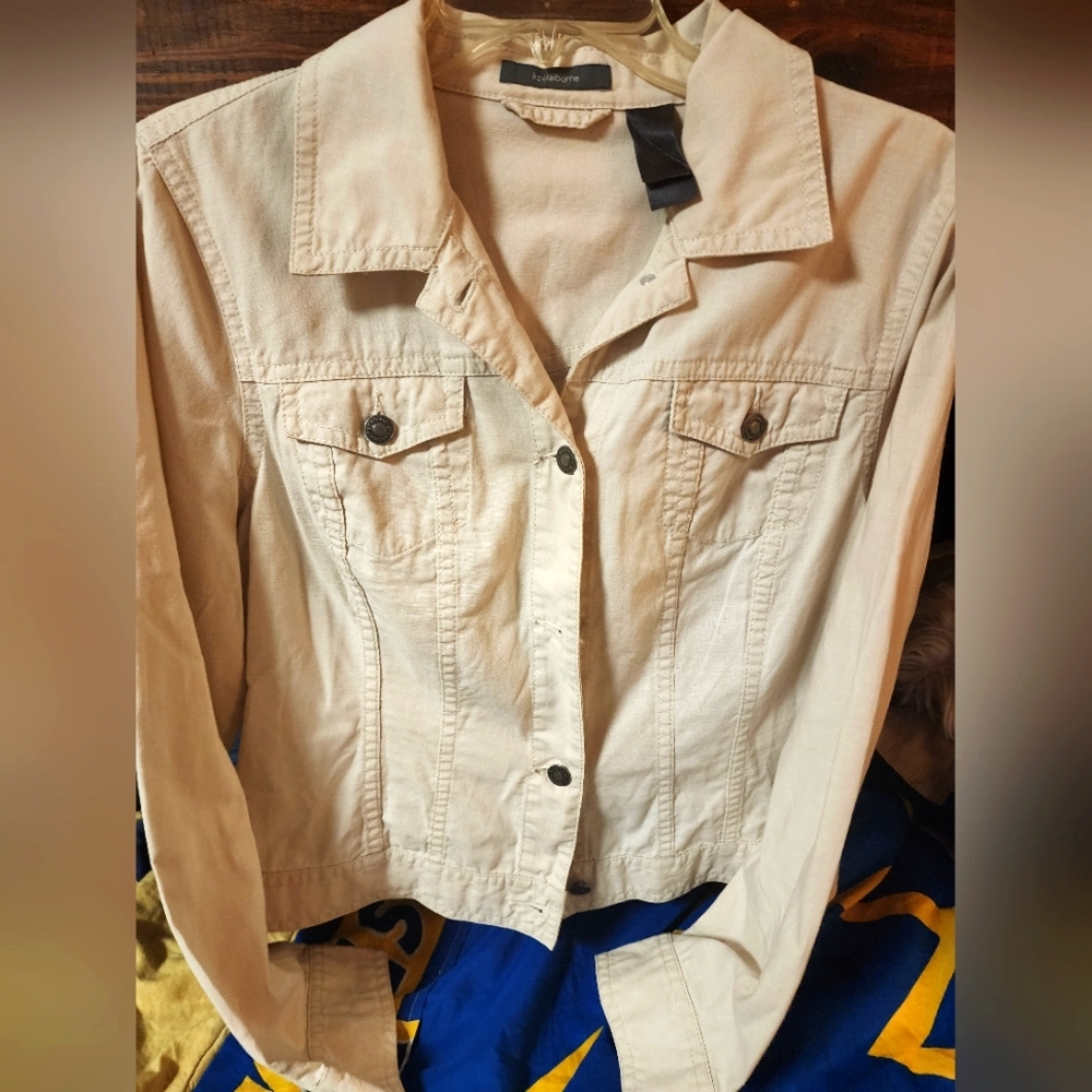 Liz claiborne womens medium cream colored pocketed button up jean jacket